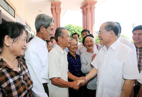 ທ່ານປະທານສະພາແຫ່ງຊາດ ຫງວຽນຊິງຮຸ່ງ ພົບປະກັບຜູ້ມີສິດເລືອກຕັ້ງເມືອງ ແທກຮ່າ